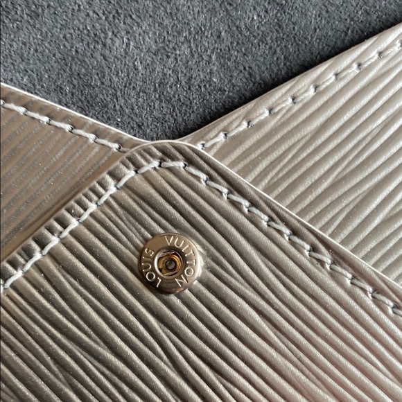 Louis Vuitton - authentic and rare Metallic Silver Clutch - Picture 2 of 5